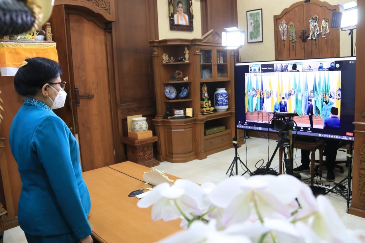 podiumnews.com-Ny Putri Koster Hadiri Pelantikan Ketua PKK Sulut dan Kaltara Secara Daring